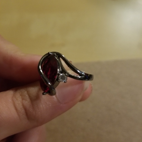 Ruby red tungsten-look Size 8 Ring with CZ - Picture 4 of 4